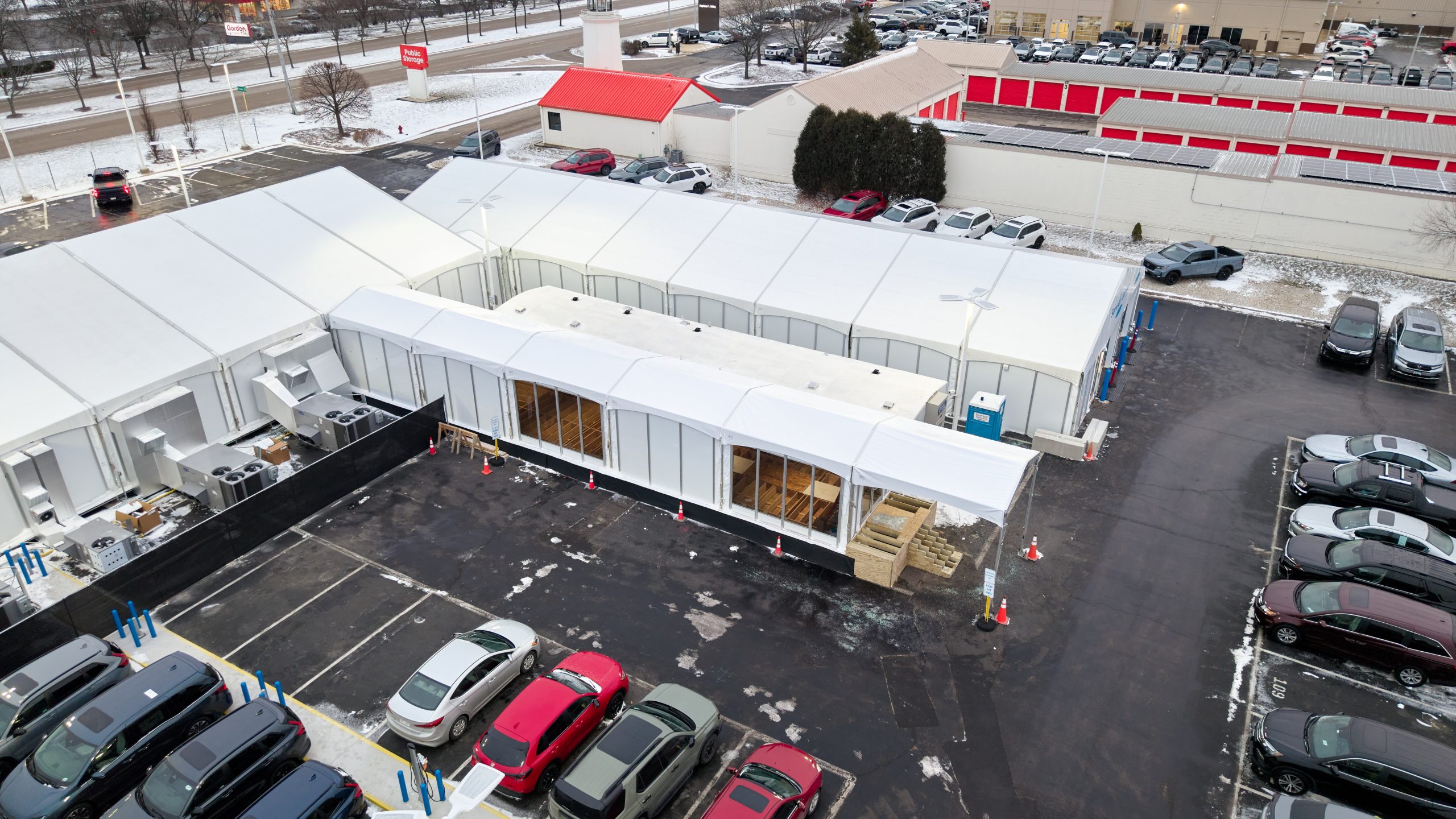 Aerial View — Temporary Office Building Complex in Michigan Aerial drone view of temporary office building complex with glass walls and parking — Michigan